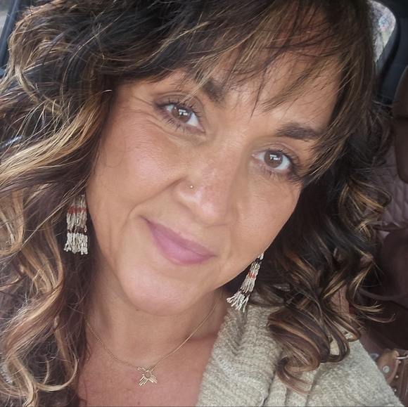 Meet your Posher, April - Picture 1 of 2